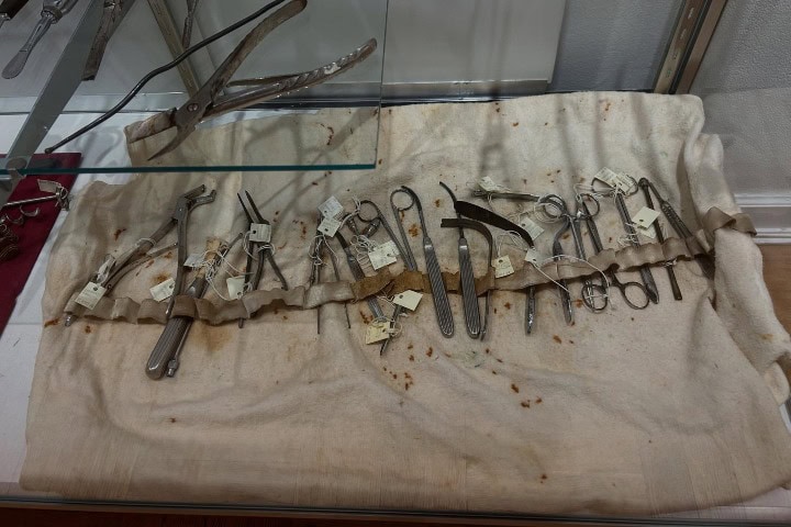 7. Piezas expuestas en International Museum of Surgical Science. Foto - @amandaaugwrites (Instagram)