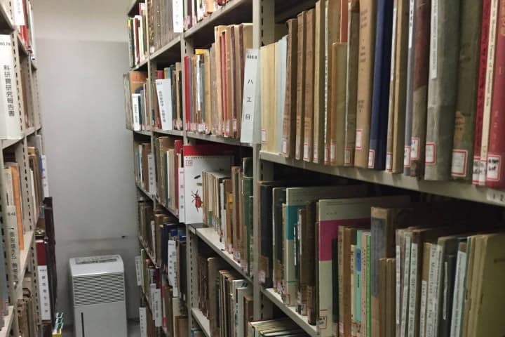 7. Libros en el Museo Parasitológico de Meguro. Foto - Jonathan Reinarz (Facebook)