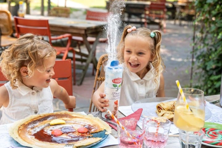 7. Niñas comiendo crepas. Foto - Hans & Grietje Pannenkoekenhuis en Speelpark (Facebook)
