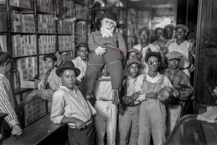 7. Obreros con muñeco de viejo durante la tradición de la quema del viejo. Foto - aguapasada