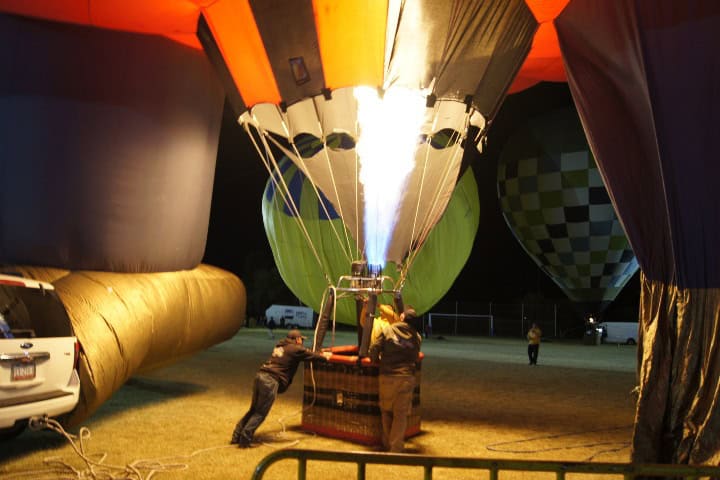 8. Inflado de globos aerostáticos. Foto - Gus Espinosa
