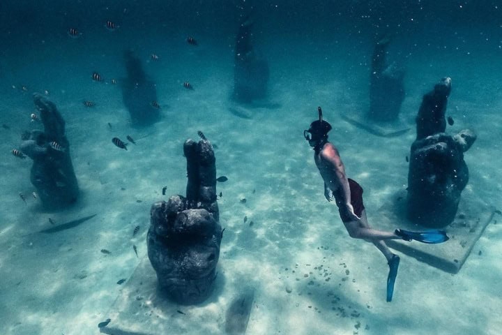 8. Visitante en el Museo Subacuático de Arte. Foto - Ultramar Ferry (Facebook)