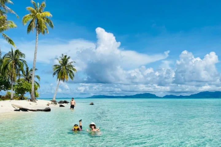 9. Viajeros nadando en Balabac. Foto - @tropicaldiscovery_traveltour (Instagram)