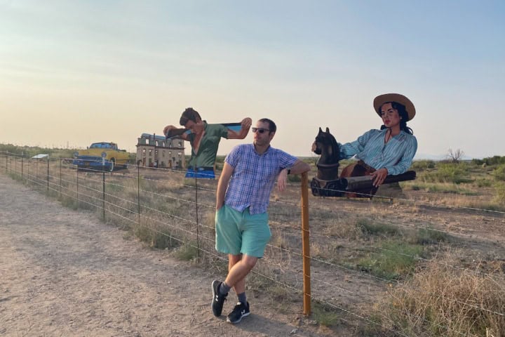 9. Visitante a Giant Marfa Mural. Foto - wackytravel