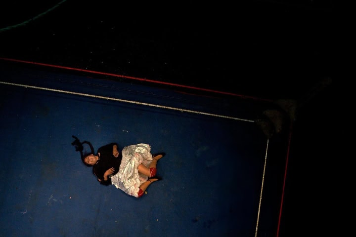9. Cholita abatida en el ring. Foto - Getty Images