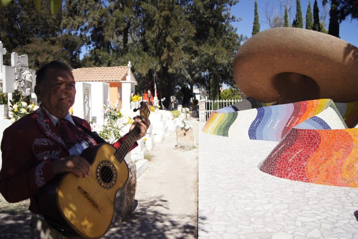 9. Músico en el Mausoleo José Alfredo Jiménez. Foto - Gus Espinosa