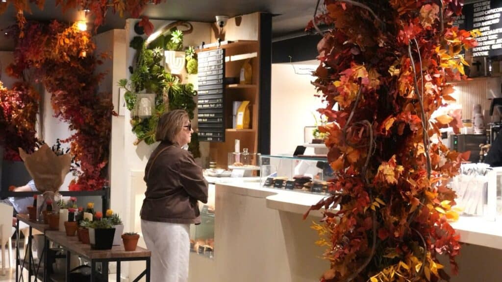 ARISTON FLOWERS & CAFÉ CAFETERÍA EN UNA FLORERÍA EN NUEVA YORK