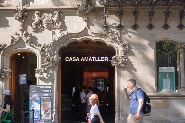 EXTRA. Entrada a la Casa Museo Amatller. Foto - 嗯嗯。莉莉嗯- (Ajá. Lily um-)