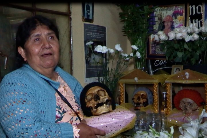 1. Altar a una ñatita al interior de la casa de su dueña. Foto - France 24