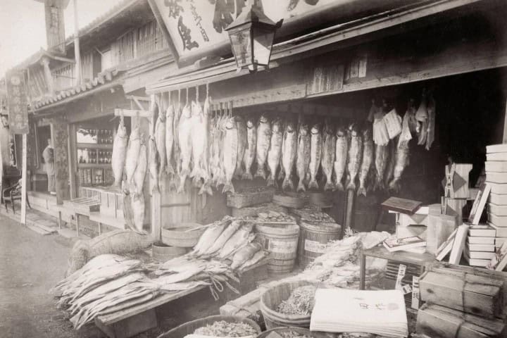 1. Antigua fotografía de negocio de pescados y verduras en Japón, alrededor de 1880. Foto - Alamy