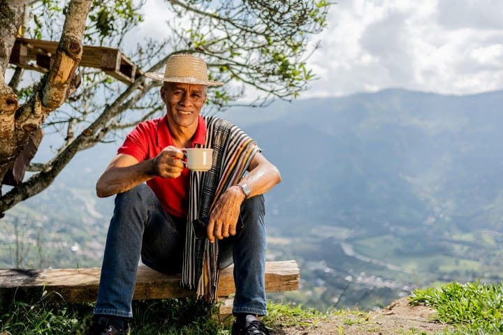 1. Agricultor tomando café. Foto - Getty Images