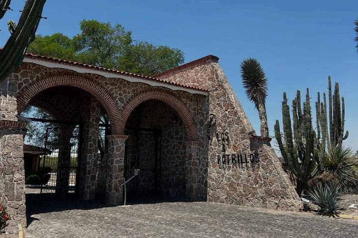 1. Entrada del Rancho “Los Tres Potrillos". Foto - @lalapinilla_ (Instagram)