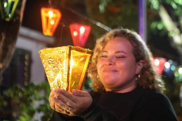 1. Participante en la Fiesta de los Farolitos. Foto - @elsalvador (Instagram)