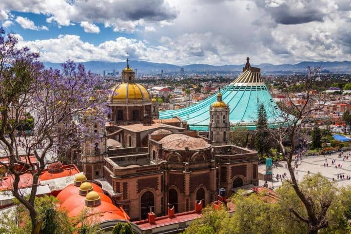 1. Antigua y nueva Basílicas de Guadalupe. Foto - Alamy