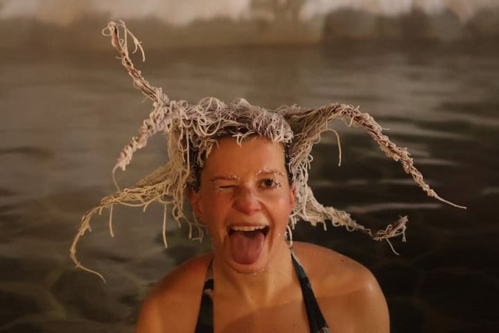 1. Participante en el Concurso de Peinados Congelados. Foto - @eclipsenordichotsprings (Instagram)