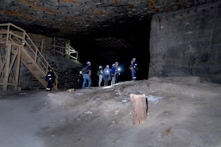 1. Visitantes en la mina de sal de Wieliczka. Foto - Kopalnia Soli "Wieliczka" (Facebook)