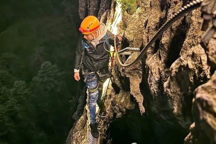 1. Vía Ferrata Nocturna. Foto - @brujitours (Instagram)