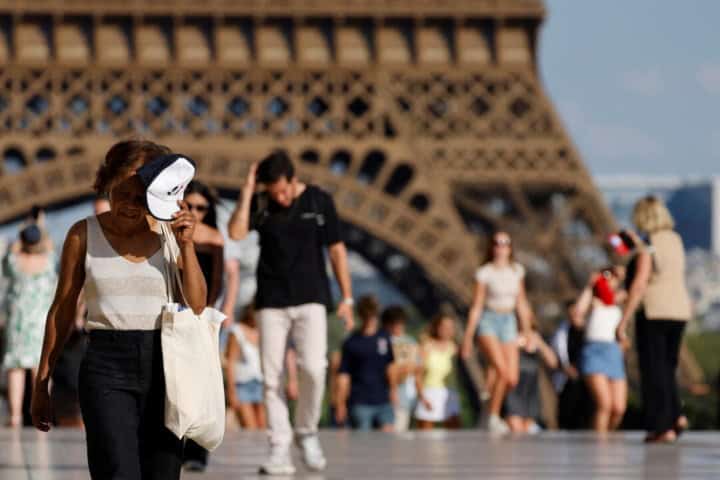 1. Viajeros en París, Francia. Foto - France 24