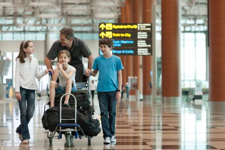 1. Familia en aeropuerto. Foto - Alamy