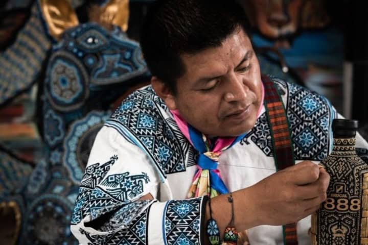 1. Artista huichol. Foto - Josua Quintero Díaz (LinkedIn)