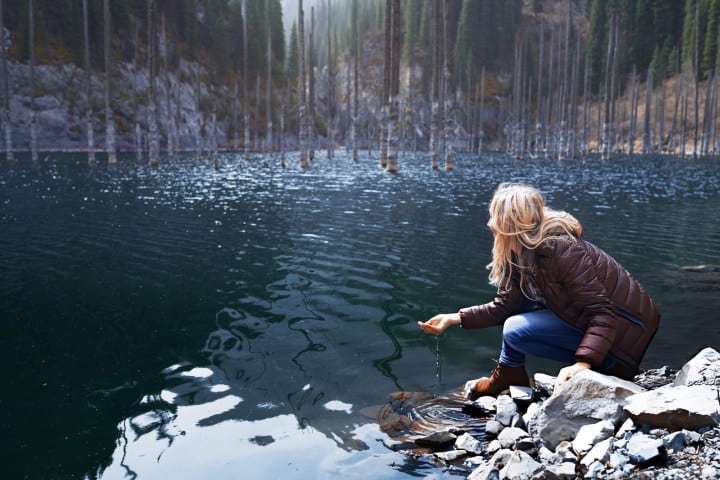 1. Viajera en el Lago Kaindy. Foto - Getty Images