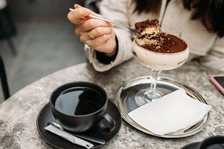 1. Persona comiendo tiramisú. Foto - Getty Images