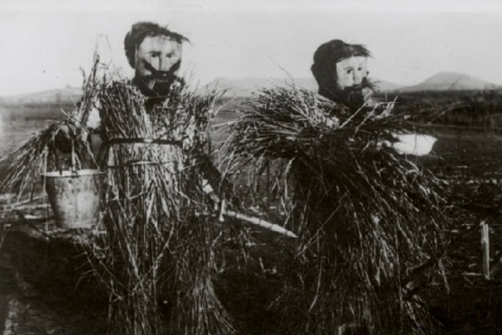 1. Antigua fotografía de habitantes mapuche con máscaras Kollen, 1928. Foto - Hilario. Artes Letras Oficios.