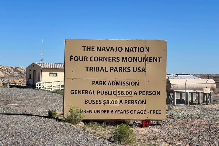 10. Entrada en el Monumento de las Cuatro Esquinas. Foto - @calvinchronicles (Instagram)