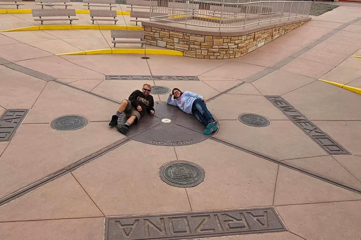 11. Visitantes en el Monumento de las Cuatro Esquinas. Foto - @shane_nelson2001 (Instagram)
