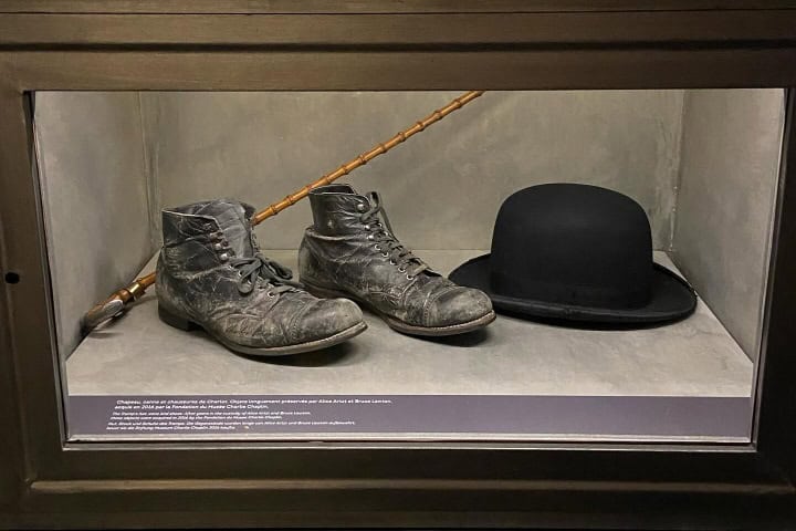 12. Zapatos, batón y bombín de Charles Chaplin. Foto - @ame_less (Instagram)
