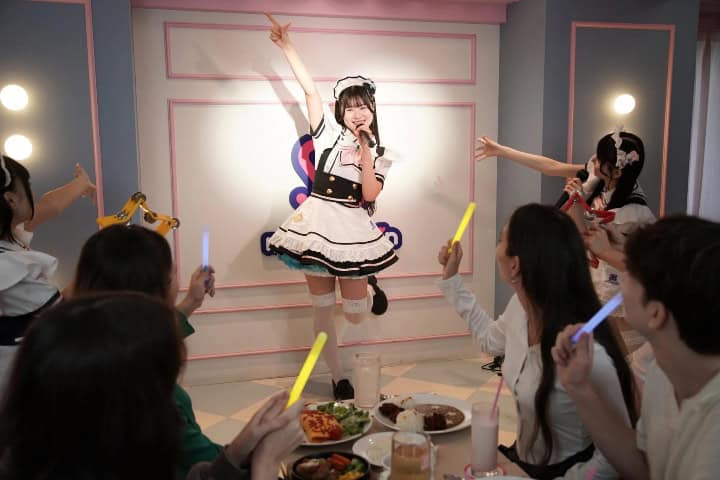 13. Maid bailando. Foto - Hello! Tokyo Tours