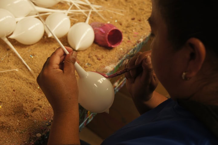 14. Producción de esferas en el Castillo de la Esfera. Foto - Gus Espinosa