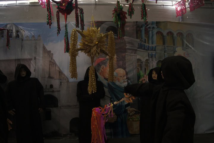 15. Figuras de agustinos rompiendo piñatas en la Feria de la Piñata de Acolman. Foto - Gus Espinosa