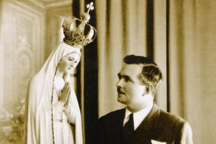 2. Antigua fotografía de José Ferreira Thedim junto a la Señora de Fátima. Foto - Wikimedia Commons