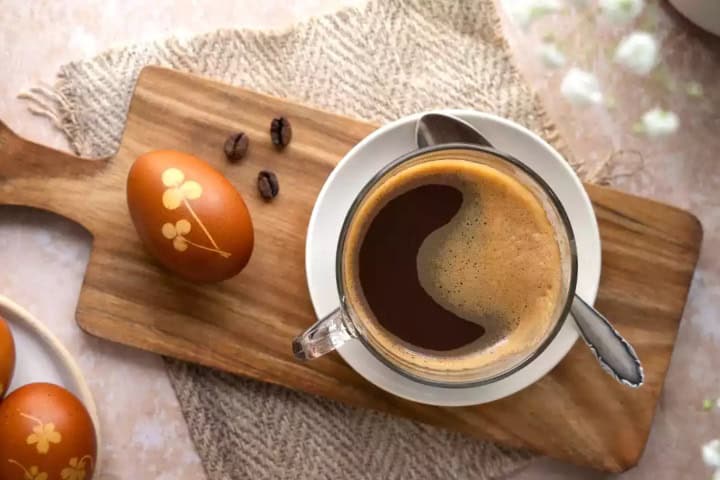2. Taza de café con un huevo. Foto - Petitchef