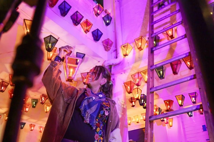 2. Colocación de farolitos en la Fiesta de los Farolitos. Foto - Getty Images