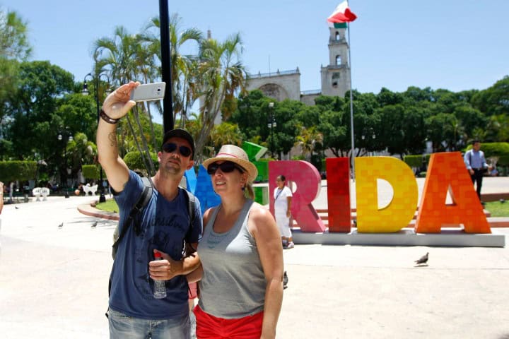 2. Viajeros en la Plaza Grande en Mérida, Yucatán. Foto - El Maya Mx
