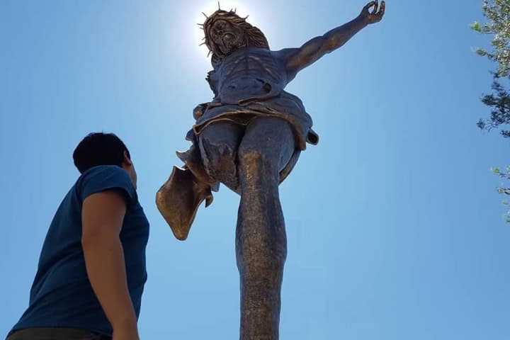 2. Visitante en el Cristo Roto. Foto - @levita.tours (Instagram)