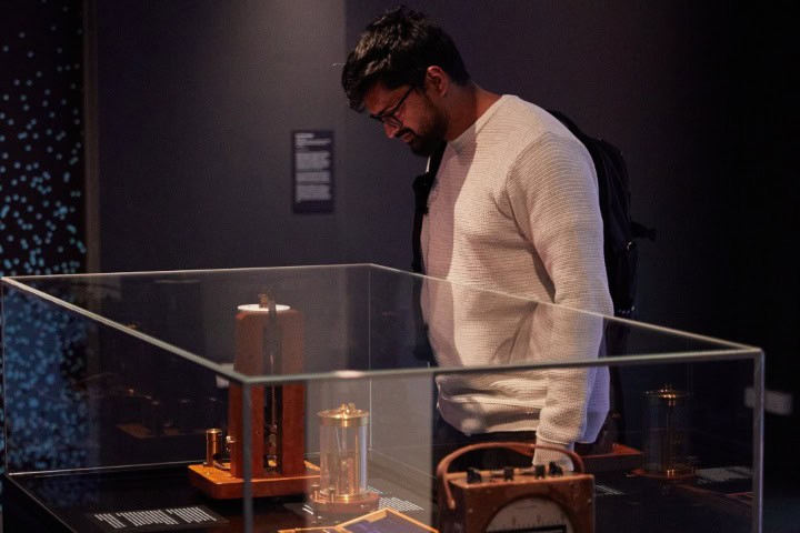2. Visitante en el Museo Nacional de la Comunicación. Foto - National Communication Museum (Facebook)