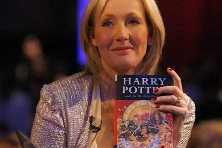 2. J.K. Rowling. Foto - @rowlinglibrary (Instagram)
