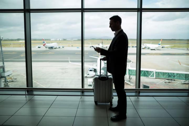 2. Hombre en aeropuerto. Foto - Freepik