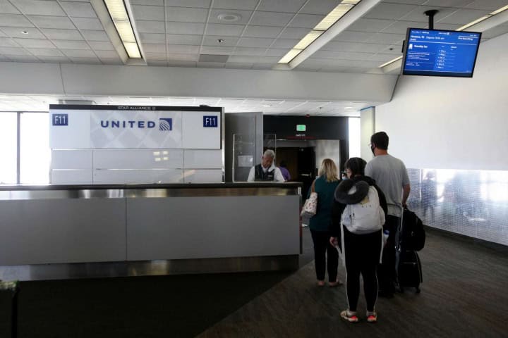 2. Pasajeros abordando avión de United. Foto - SFGATE