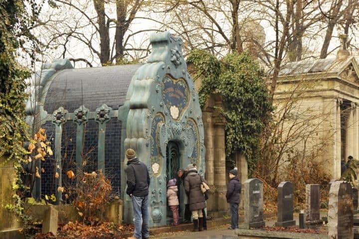 2. Visitantes mirando la tumba de la familia Schmidl en el cementerio de la calle Kozma. Foto - Bagyinszki Zoltán