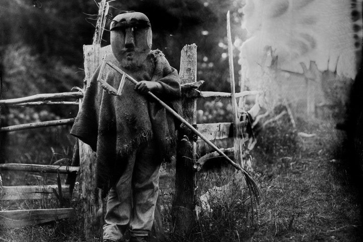 2. Fotografía de la exposición "Mapuche, Viaje a Tierra Lafkenche", 2017. Foto - La Mode