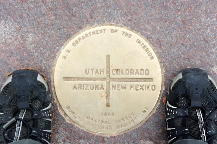 3. Pies en el Monumento de las Cuatro Esquinas. Foto - Getty Images