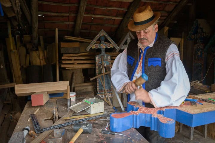 3. Stan Ioan Patras elaborando una cruz. Foto - Romanian Journeys