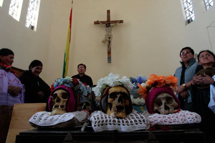 3. Ñatitas al interior de una iglesia. Foto - Bolivia.com
