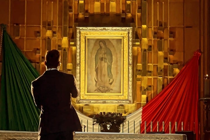 3. Carlos Rivera cantando las mañanitas a la Virgen. Foto - @carlosrivera (Instagram)