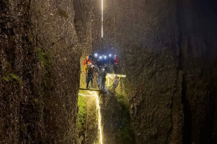 3. Vía Ferrata Nocturna. Foto - @brujitours (Instagram)