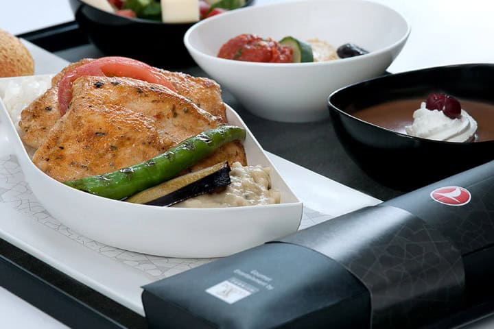 2. Comida en Clase Económica de Turkish en vuelos internacionales y transatlánticos. Foto - Turkish Airlines